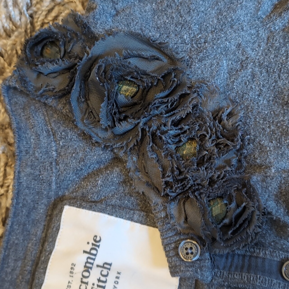 ⭐2/$20 Abercrombie & Fitch Gray Cardigan - Picture 5 of 6